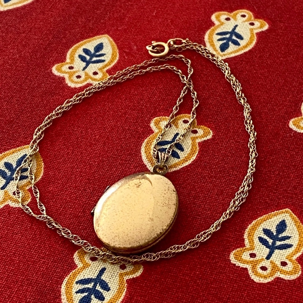 VTG I WEH I 14K Gold Filled Oval Locket - Medium